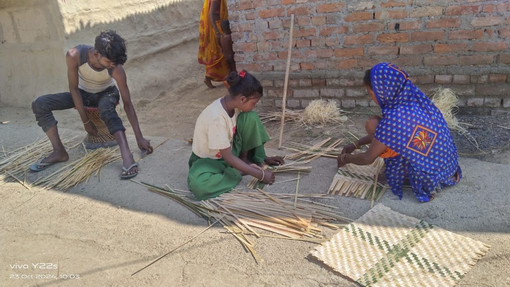 नाङ्लो बेचेर भ्याइनभ्याइ छ लहानका सदाय समुदाय