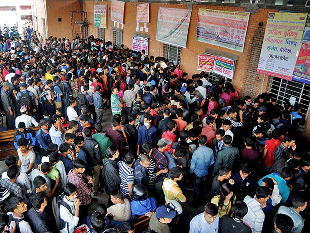 दसैँ मनाउन तीन लाख ६३ हजारले छाेडे उपत्यका, अझै सार्वजनिक यातायात तथा हवाई टिकट पाउन मुस्किल