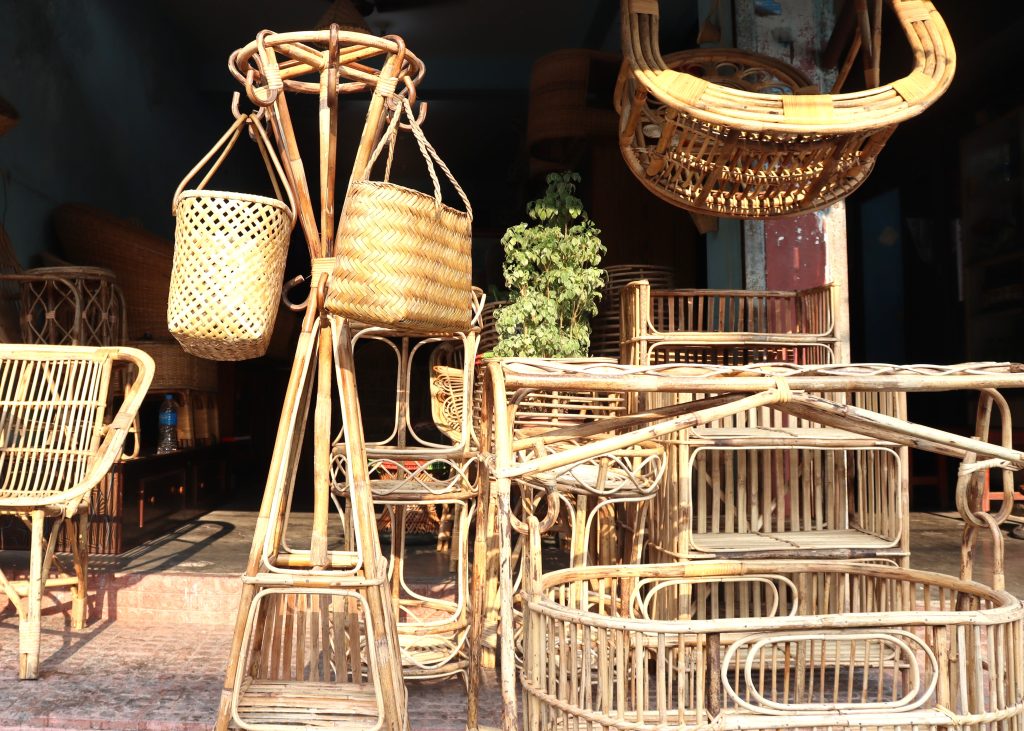 बेतका फर्निचरबाट राम्राे आम्दानी गर्दै व्यवसायी