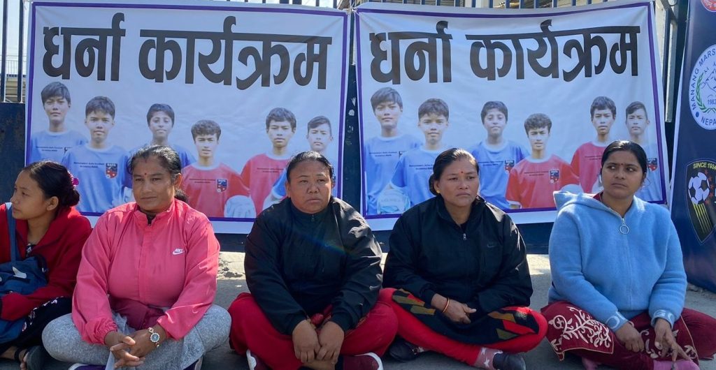 सिस्नेरीको पहिरोमा ज्यान गुमाएका खेलाडीका परिवारद्वारा एन्फा कम्प्लेक्समा धर्ना