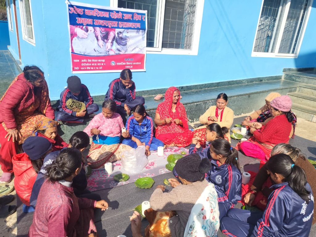 बालबालिकालाई दुनाटपरी बनाउन सिकाउँदै