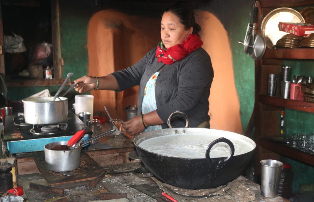 चिया बेचेरै छोराछोरीलाई स्नातकोत्तरकाे पढाइ