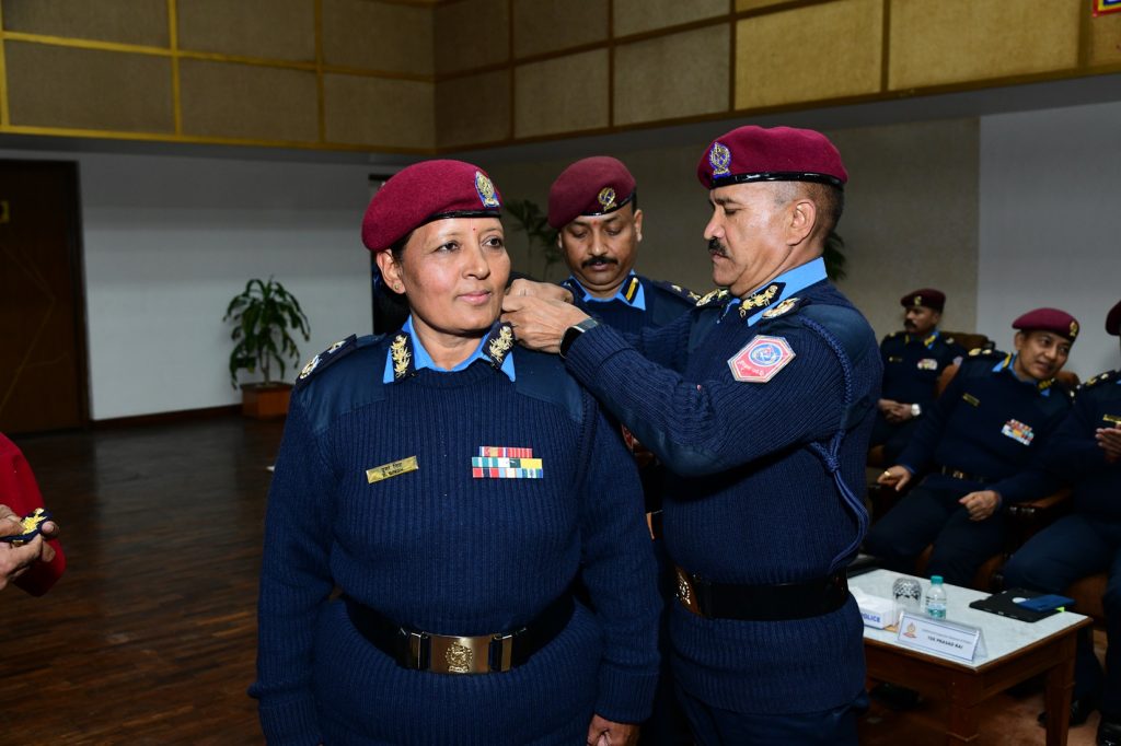 सात प्रहरी अधिकृत दर्ज्यानी चिह्नद्वारा सुशोभित