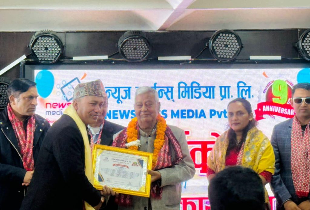 प्रथम उपराष्ट्रपतिको हातबाट सामाजिक अभियन्ता हिमालय सम्मानित