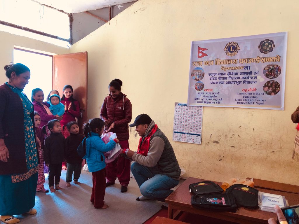 रत्न-छत्र हिमालय फाउन्डेसनको सहकार्यमा पञ्चकन्या आधारभूत स्कुललाई शैक्षिक सामग्री