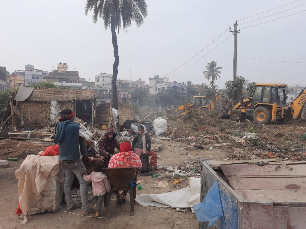 बिपी उद्यानको अतिक्रमित जग्गामा बनेका संरचना महानगरपालिकाले हटाउँदै