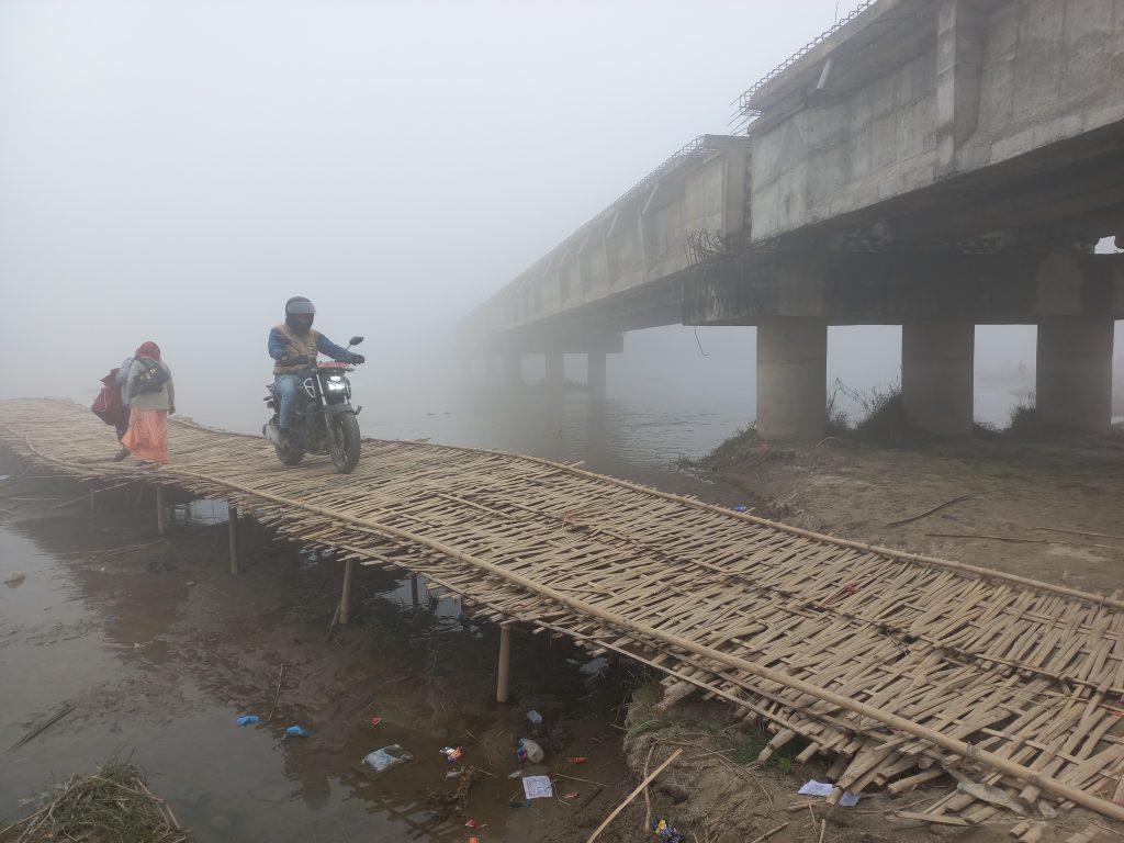 पाँच पटक ठेक्काको म्याद थप्दा पनि कन्काइ पुलकाे काम १३ वर्षमा आधा