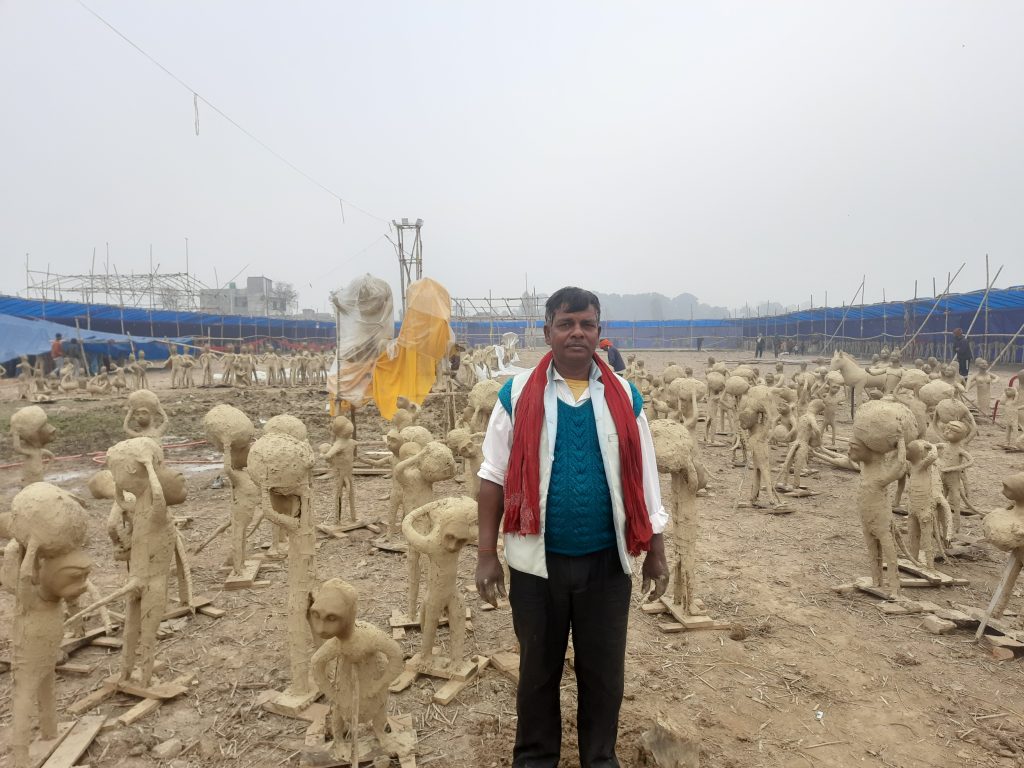 महायज्ञका लागि १०११ मूर्ति बनाउँदै बलिराम पण्डित