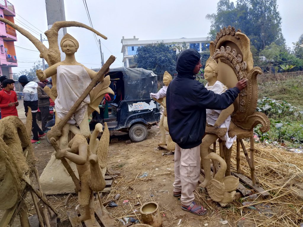 नजिकिँदै गरेकाे सरस्वती पूजाका लागि धमाधम मूर्ति बनाउँदै