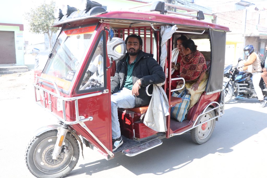 कृत्रिम खुट्टाको सहारामा अटोरिक्सा चलाएर जिविकाेपार्जन गर्दै राजेन्द्र