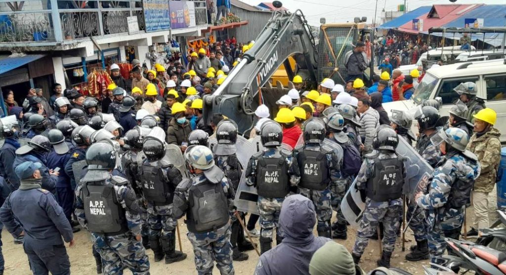 पाथीभरा क्षेत्र शनिबारपनि तनाव, सुरक्षाकर्मी र आन्दोलनकारी गरी १८ जना घाइते, तीनको अवस्था ‘गम्भीर’