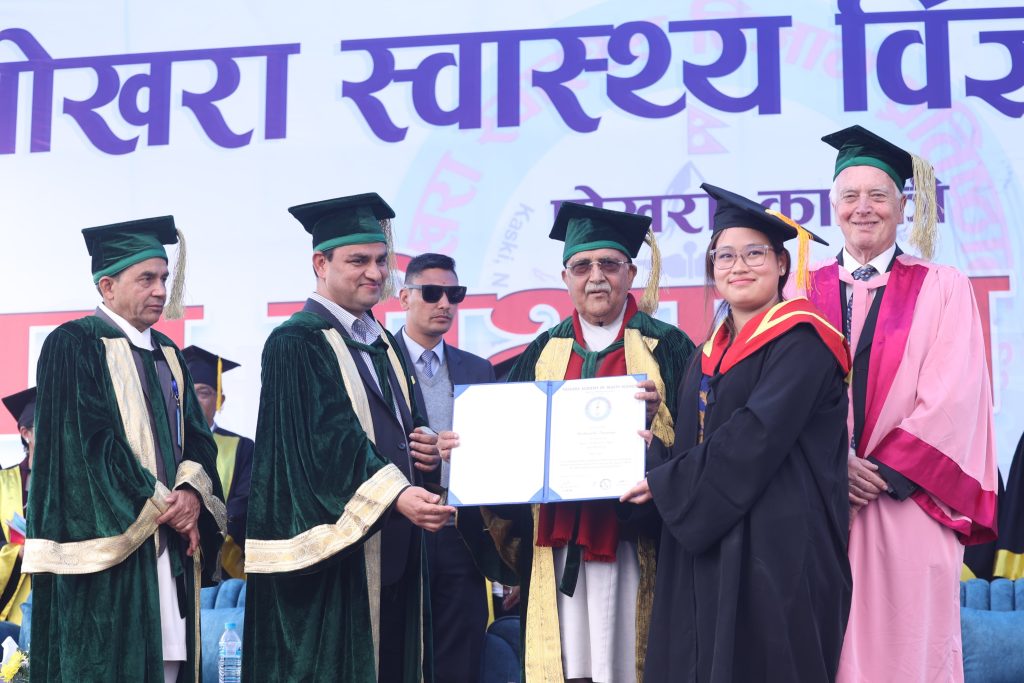 प्रधानमन्त्री ओलीद्वारा पोखरा स्वास्थ्य विज्ञान प्रतिष्ठानका ३८ विद्यार्थी दीक्षित