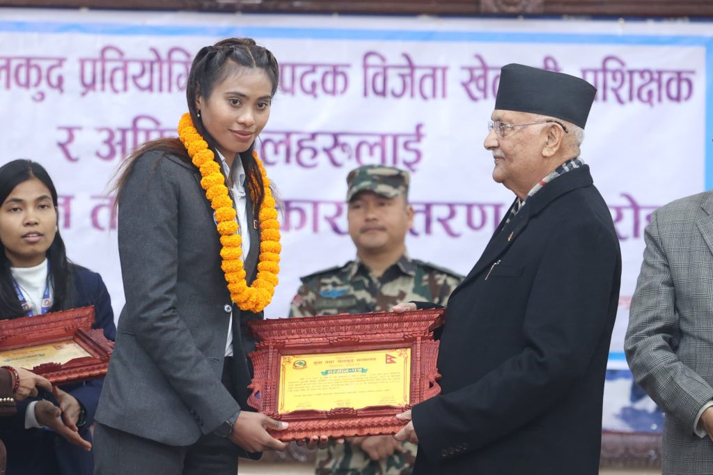 अन्तर्राष्ट्रिय पदक विजेता खेलाडीलाई प्रधानमन्त्रीद्वारा पुरस्कार