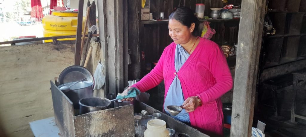 चिया बेचेरै मासिक ५० हजार आम्दानी गर्दै दम्पती