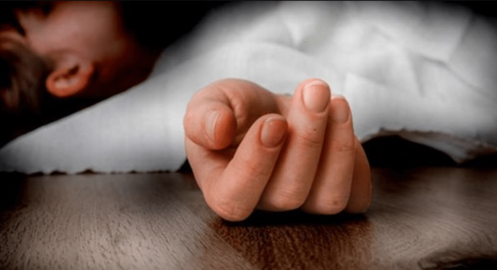 रुखबाट खसेर महिलाको मृत्यु