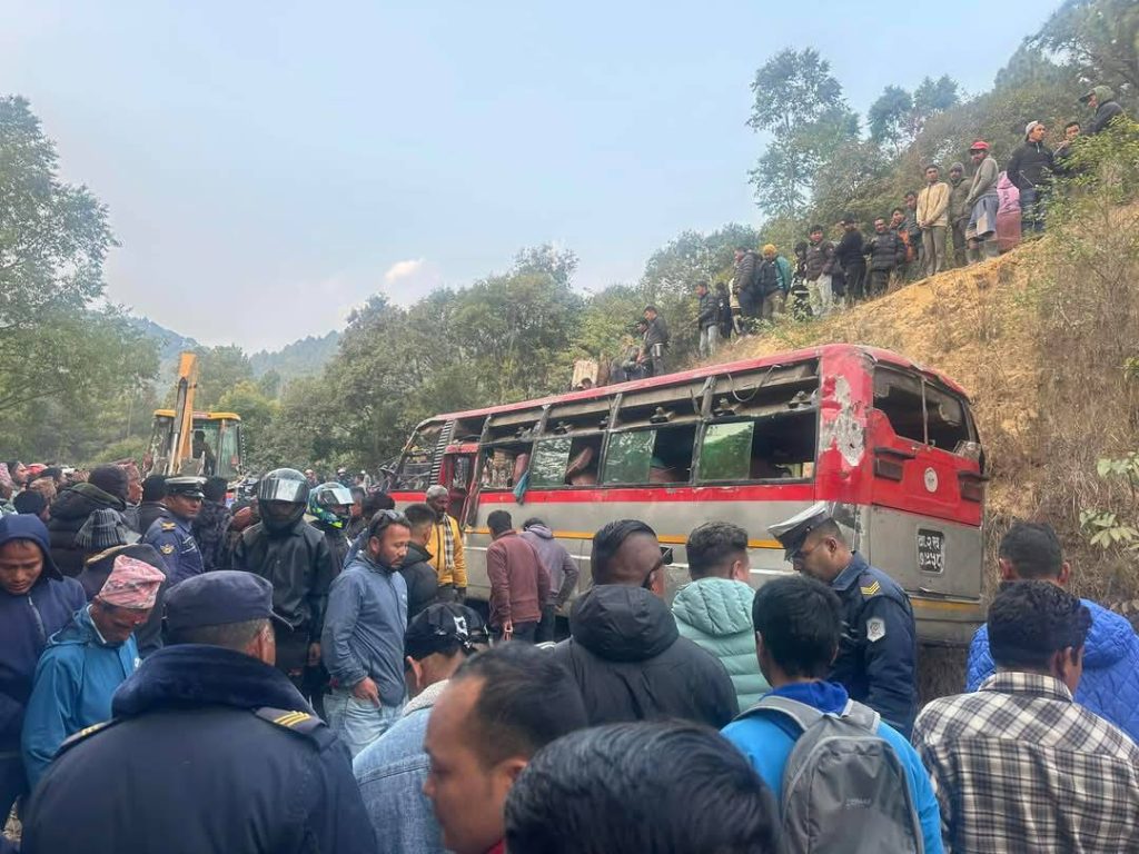 काठमाडौंको साँखुमा स्कुल बस दुर्घटना हुँदा ३ को मृत्यु, ४० घाइते