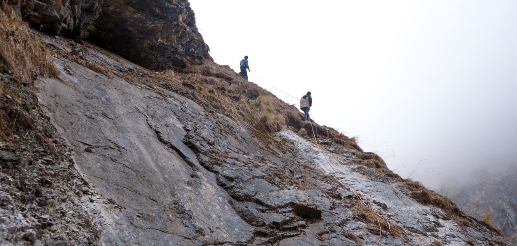 धौलागिरि आधार शिविर पदमार्ग: डोरीको भरमा जोखिमपूर्ण यात्रा गर्नुपर्ने बाध्यता