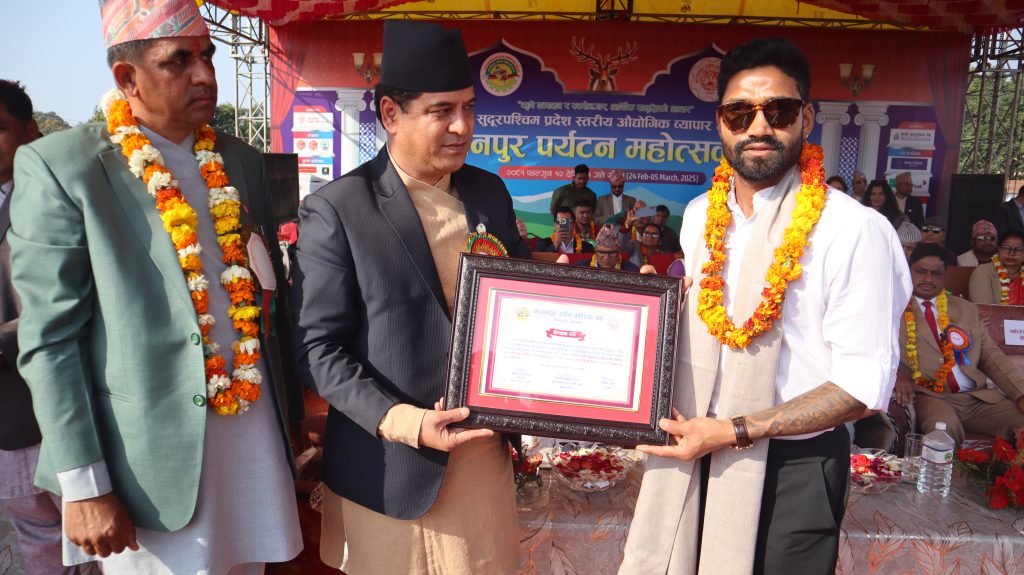 अलराउण्डर दिपेन्द्रसिंह ऐरी गृहनगरमा सम्मानित, ५१ हजारसहित दोसल्ला प्रदान