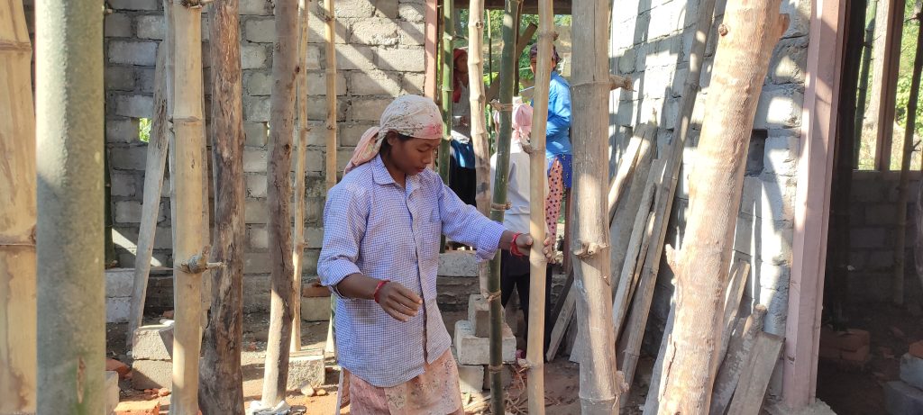 ज्यालामा भएकाे विभेदले पार्वती बनिन् ठेकेदार, महिला र पुरुष दुवैलाई दिन्छन् समान ज्याला