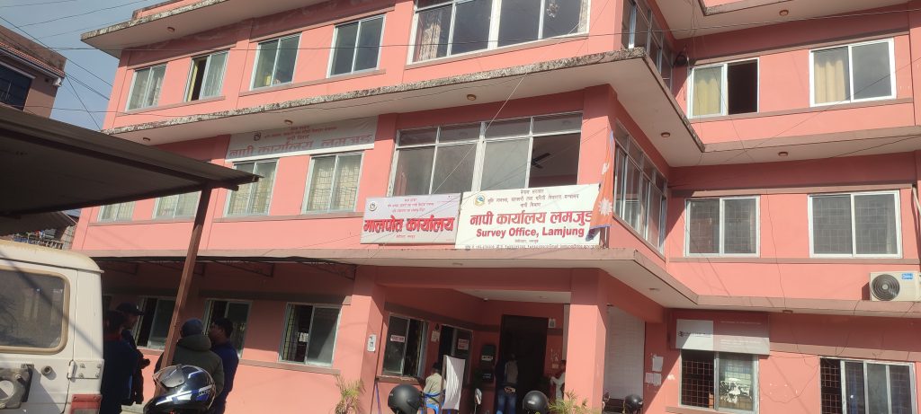 प्रमुख नहुँदा लमजुङ मालपोत कार्यालयको काम ठप्प, कर्मचारीले तलब पाएनन्
