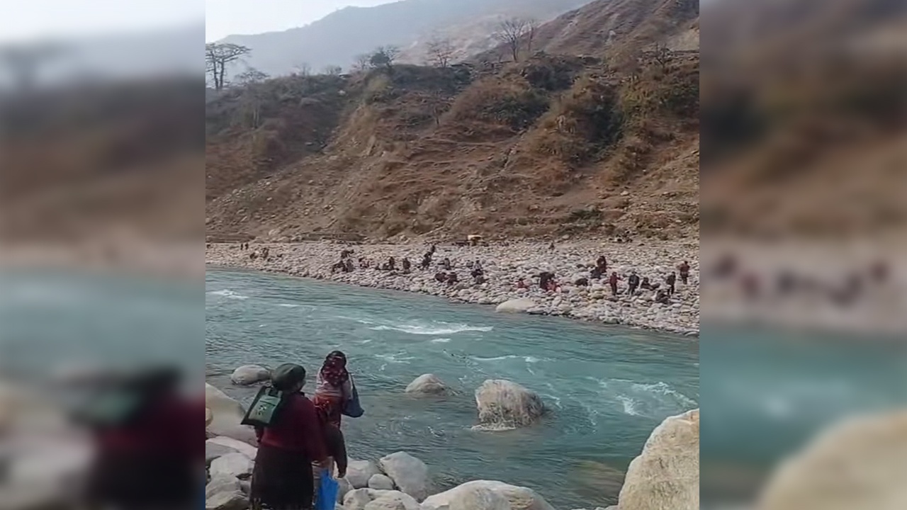 सिर्दिबासको बगर भरी पतेरा किरा देखापरेपछि टिप्नेको भीड, किलाेकाे तीनहजार सम्म बिक्री