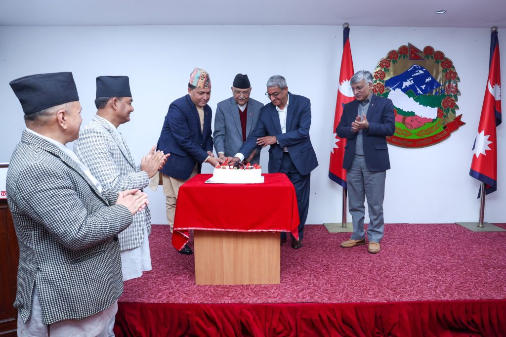 प्रधानमन्त्रीको राष्ट्रसेवक कर्मचारीलाई आग्रह: सुशासन र समृद्धिको यात्रामा साथ दिनुहाेस