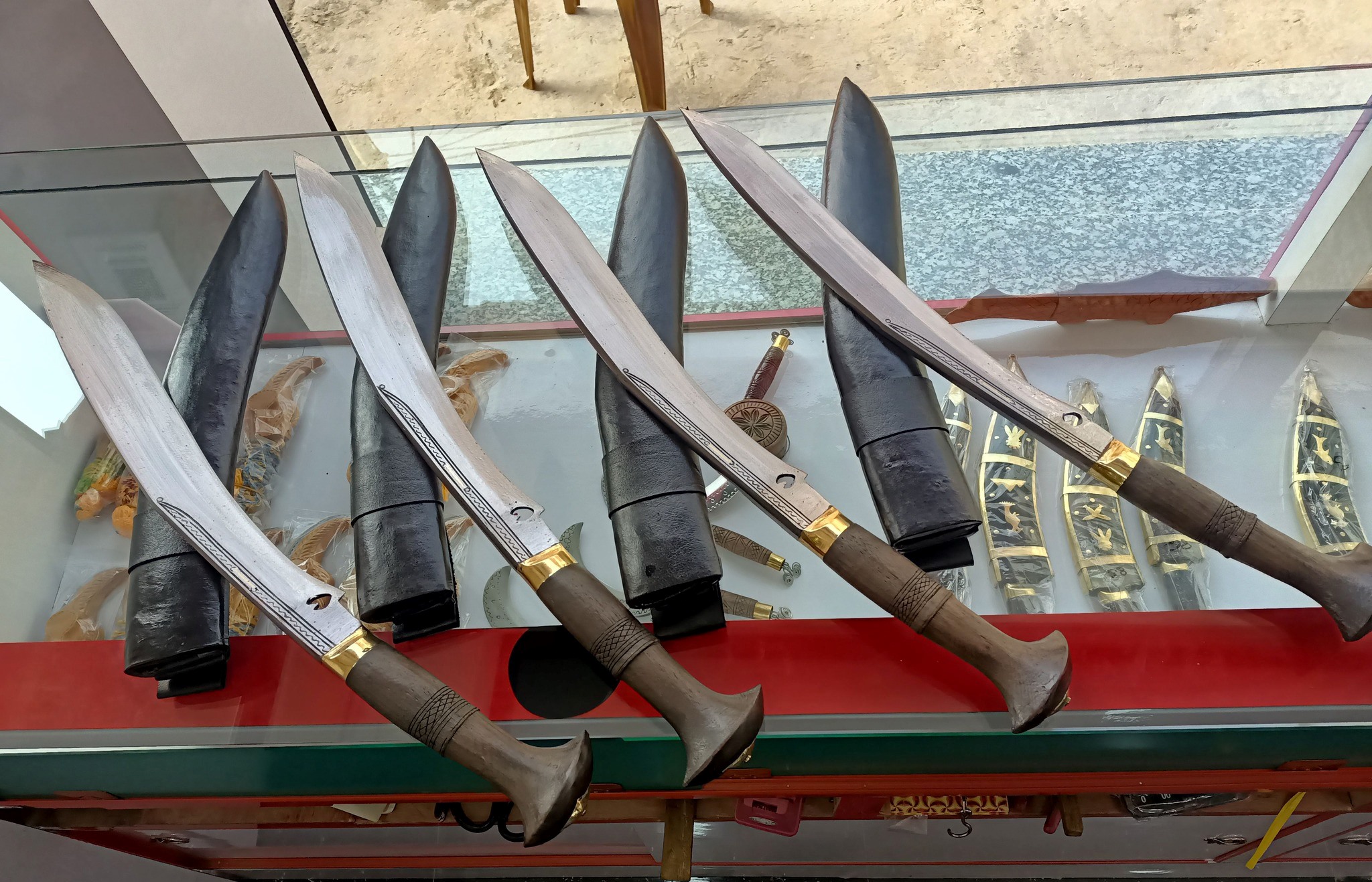 दक्ष जनशक्ति र कच्चा पदार्थको अभावले भोजपुरे खुकुरी उद्योग संकटमा