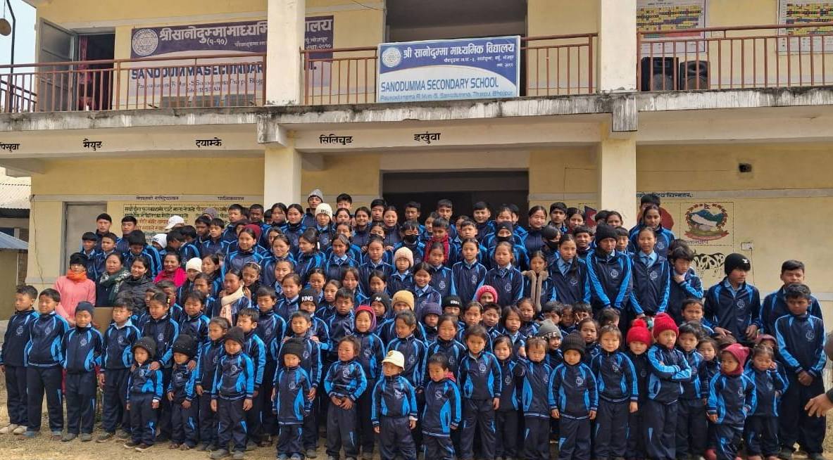 भोजपुरका सामुदायिक विद्यालयमा विद्यार्थीलाई पोसाक वितरण