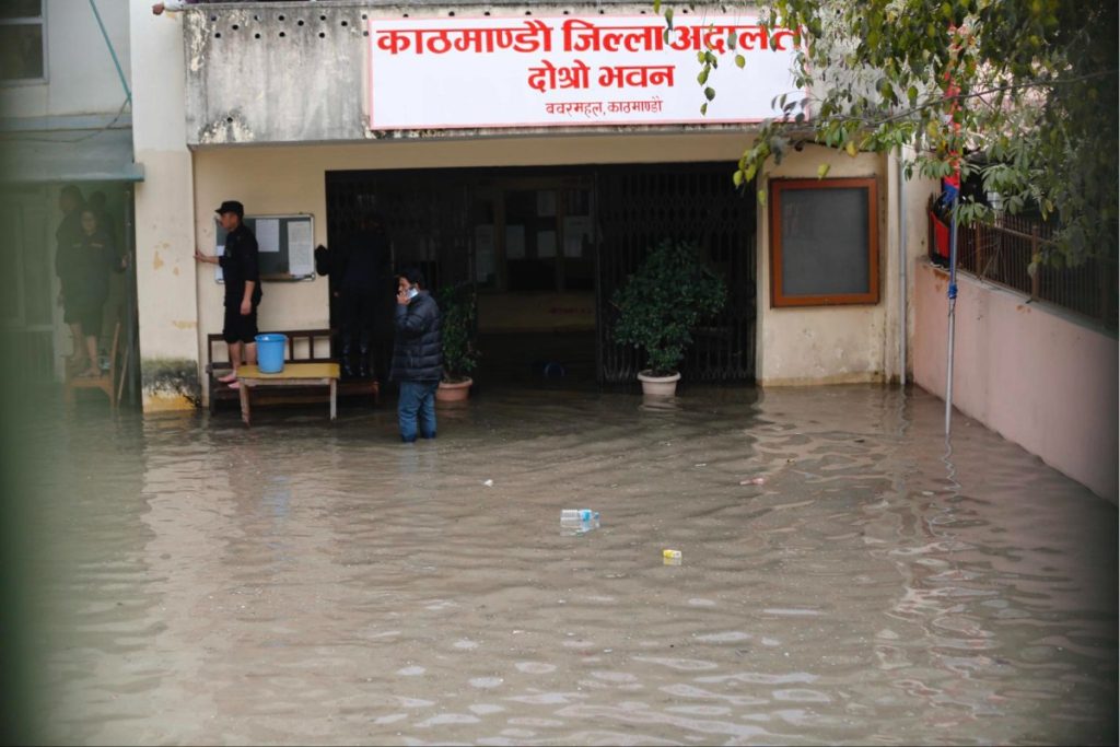 बबरमहलमा मेलम्चीको पाइप फुट्दा डुबानमा परे कार्यालयहरू