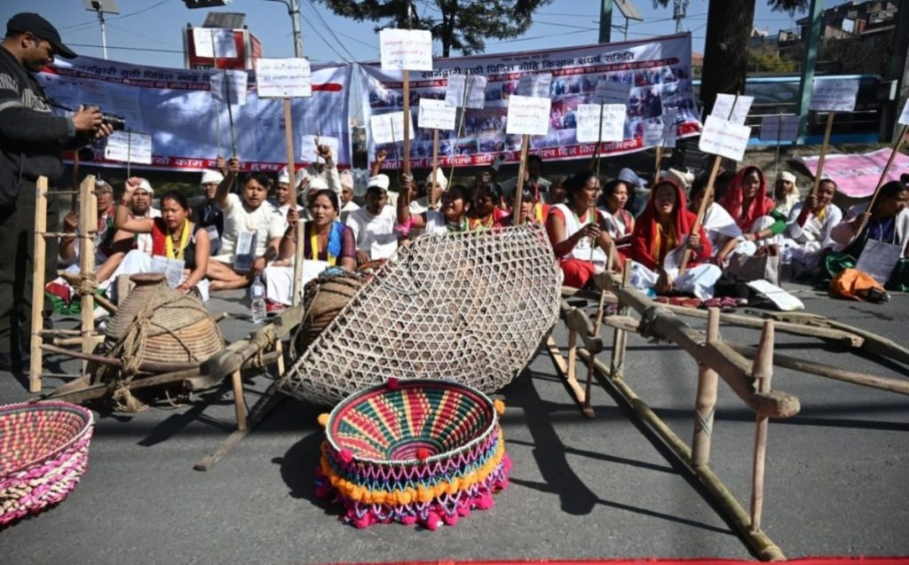 नयाँ बानेश्वरमा स्वर्गद्वारी गुठी पीडितद्वार गरिएकाे प्रदर्शनमा झडप, डीएसपी पौडेल घाइते