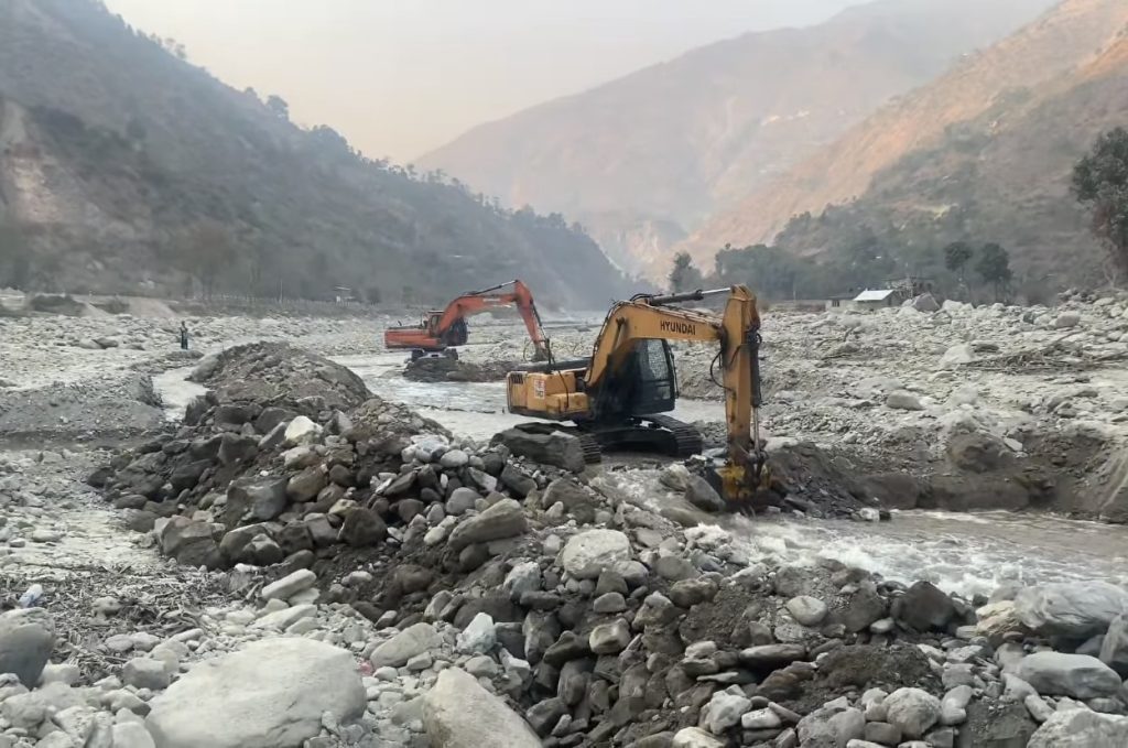 बाढीपहिरोले भत्काएको बिपी राजमार्गको मर्मत तीव्र गतिमा, यात्रा सहज बनाउने प्रयास हुँदै