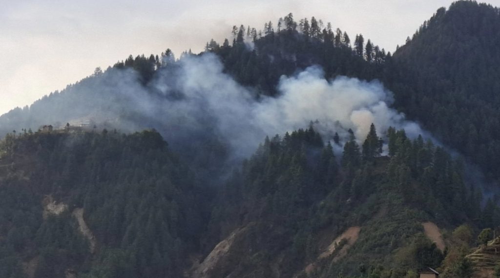 काभ्रेको गोरखनाथ वनमा भीषण डढेलो, बस्ती जोखिममा