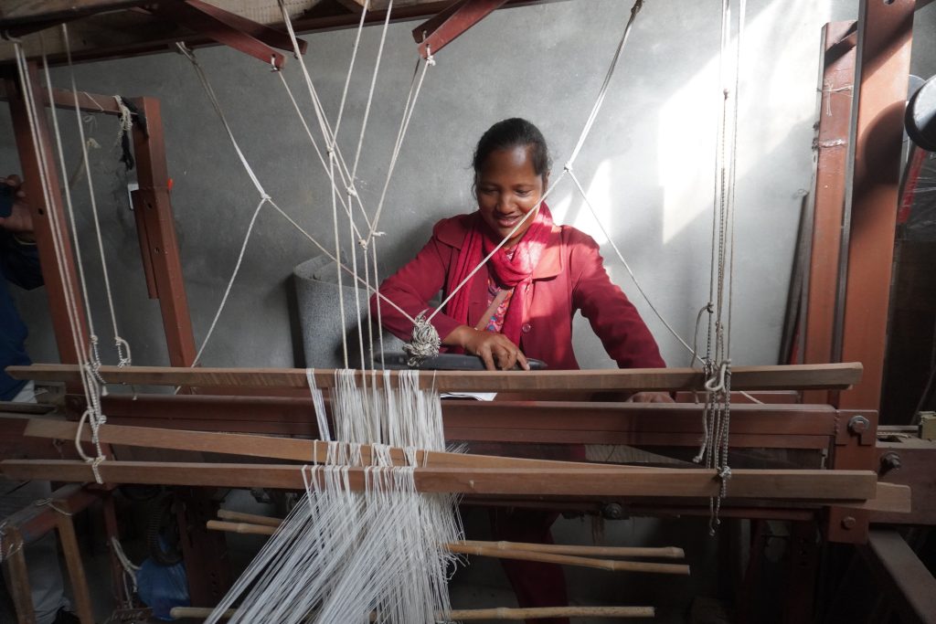 सिस्नोको कपडा बुनेर स्वरोजगार बन्दै मकवानपुरका महिला