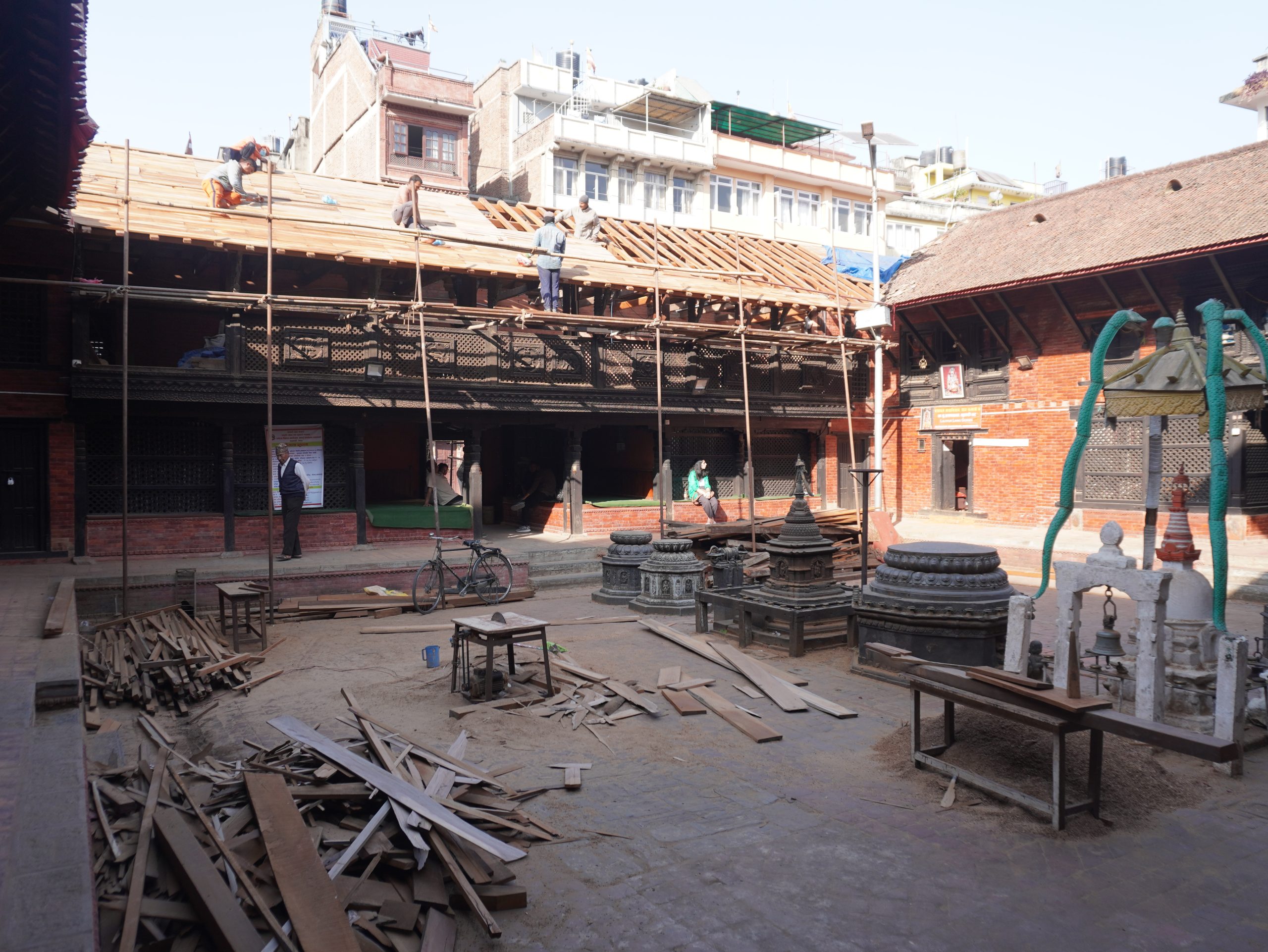 ललितपुरकाे ‘रत्नाकर महाविहार’मा तामाको छाना लगाइँदै