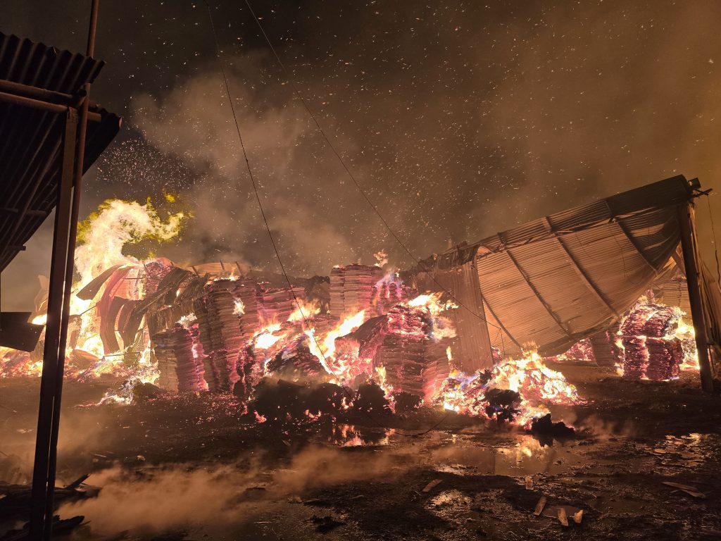 घोराहीमा प्लाई उद्योगमा लागेकाे आगाे निभाउन सकिएन, प्रयास जारी, ३० घर जोखिममा