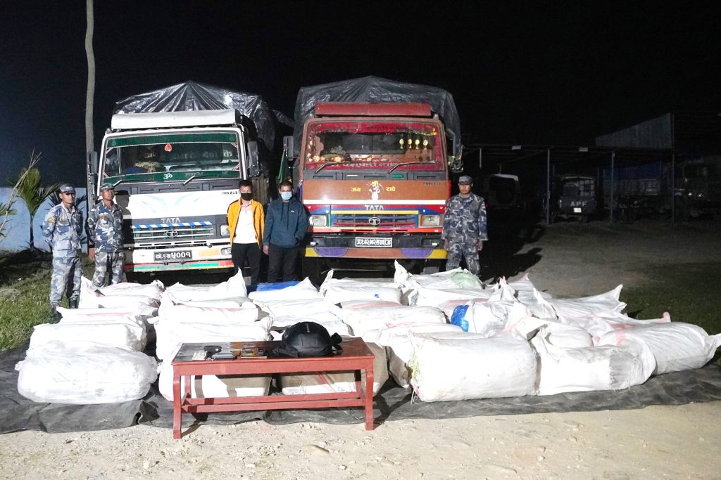 साेर्हसय किलो गाँजासहित झापाबाट दुईजना पक्राउ