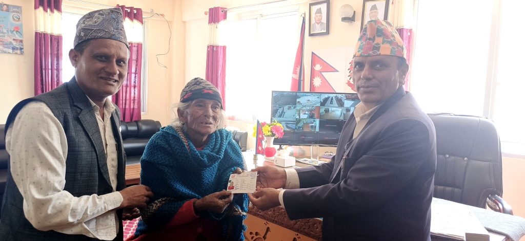 बाजुरा बूढीगङ्गाका उनान्नब्बे वर्षका रङ्गीलाई नेपाली नागरिकता