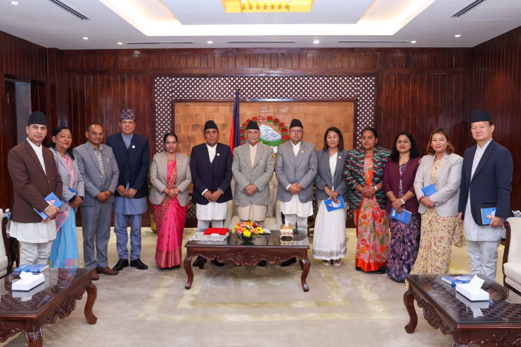 प्रधानमन्त्रीसमक्ष अन्तर–व्यवस्थापिका मञ्चको घोषणापत्र हस्तान्तरण