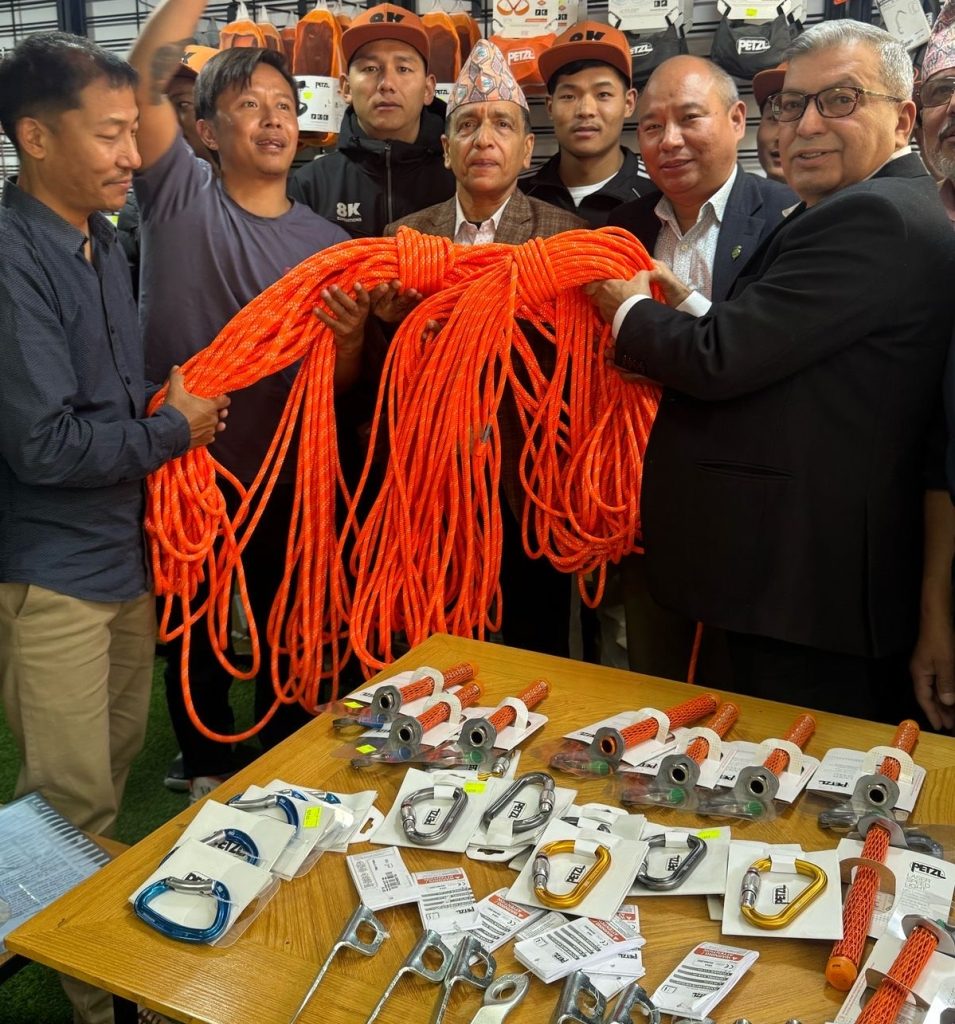 सगरमाथामा डोरी टाँग्न दक्ष आरोही परिचालन, आरोहणको तयारी तीब्र