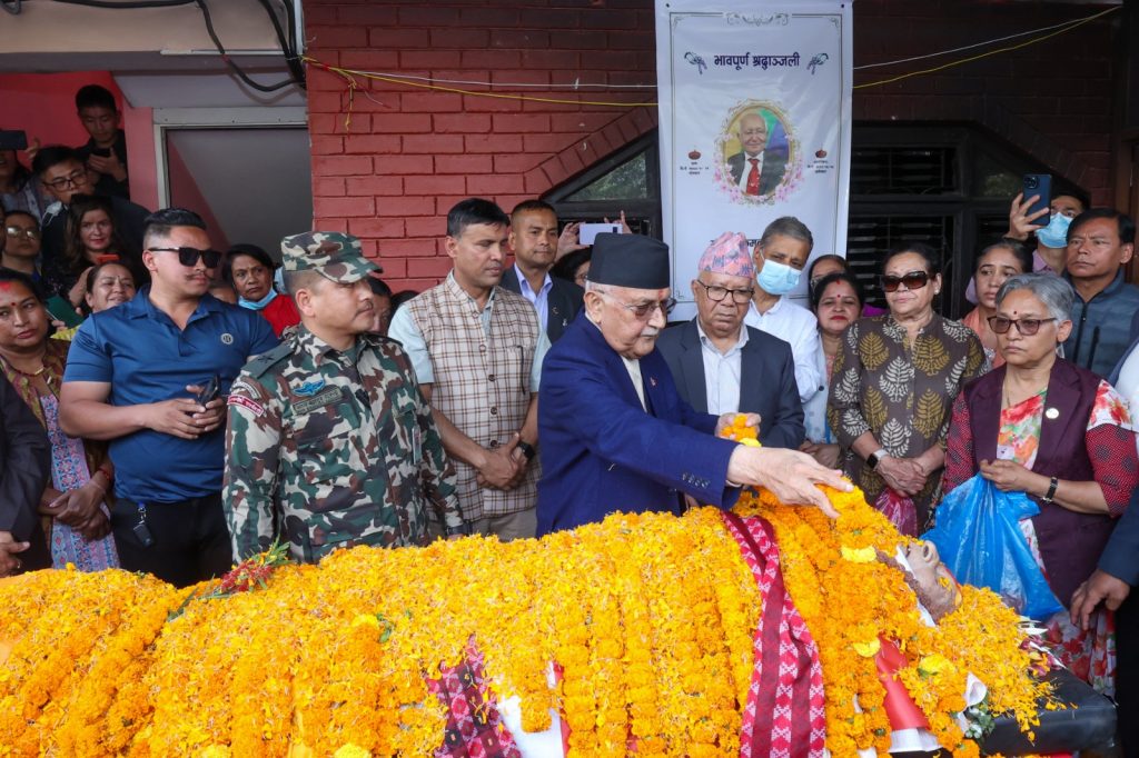 पूर्वराजदूत तथा वरिष्ठ पत्रकार कोइरालाको पार्थिव शरीरमा प्रधानमन्त्री ओलीद्वारा श्रद्धाञ्जली अर्पण