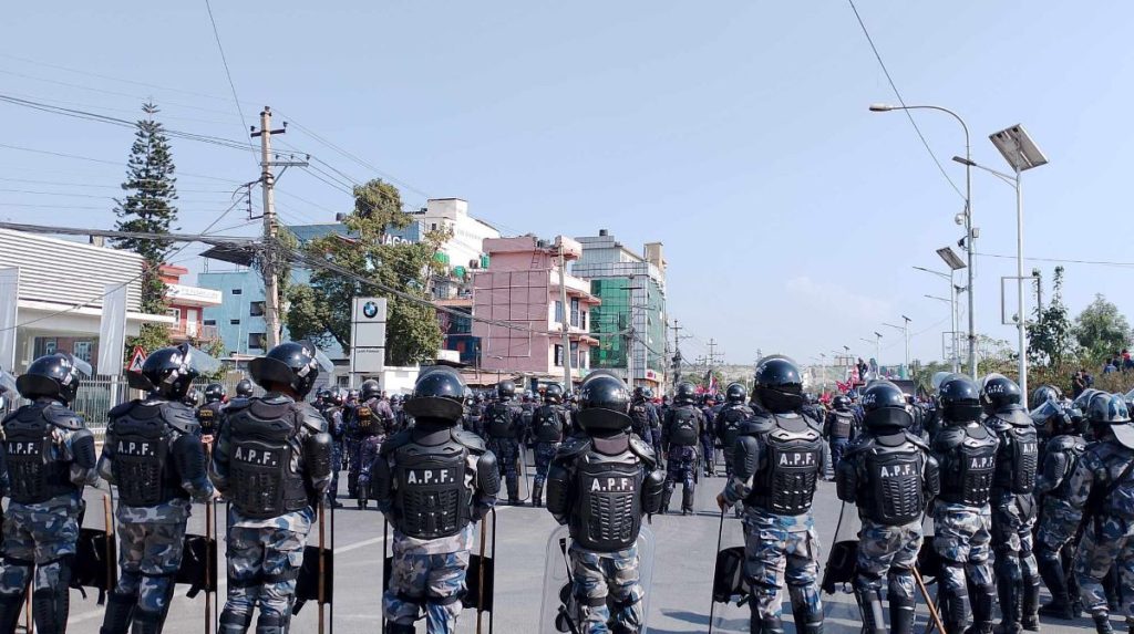 काठमाडौंको तीनकुने प्रदर्शनमा प्रहरीकाे बन्दुक खोस्नेसहित १०५ जना पक्राउ