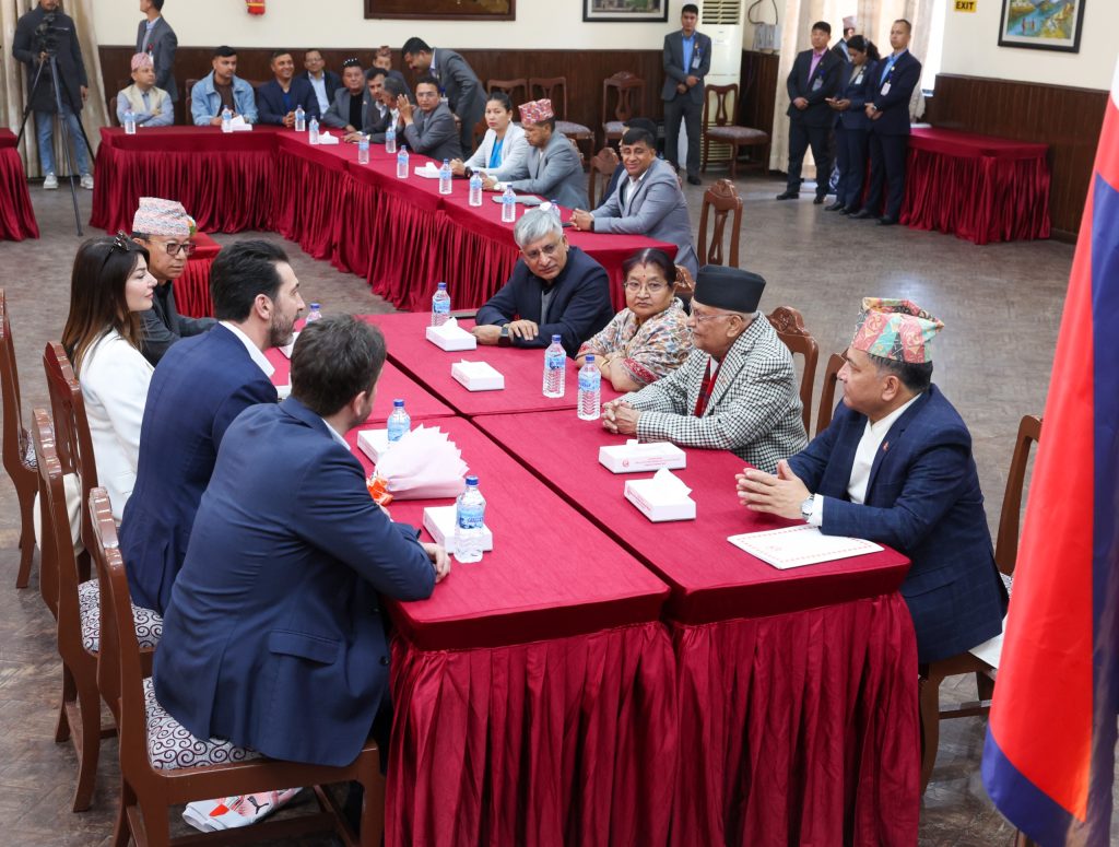 प्रधानमन्त्री  ओलीसँग अन्तर्राष्ट्रिय गोलरक्षक बुफनको भेट
