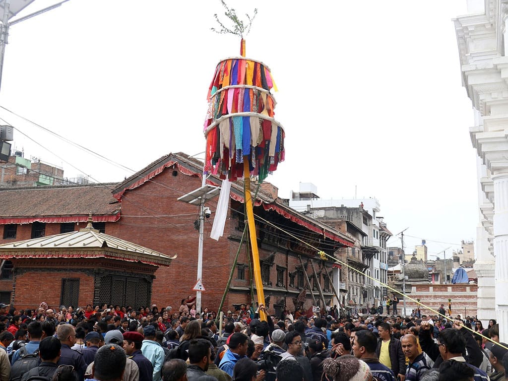 बसन्तपुरमा चीर ठड्याएसँगै फागु पूर्णिमा सुरु, देशभर उल्लास