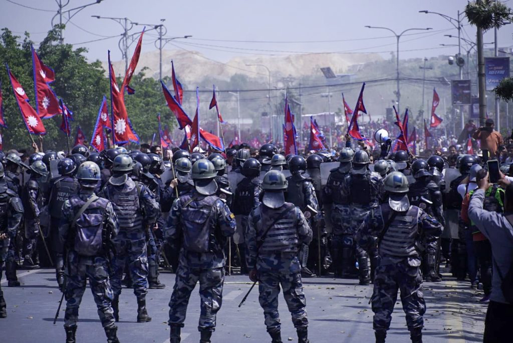 तीनकुने-बानेश्वर क्षेत्रमा तनाव, प्रहरीद्वारा अश्रुग्याँस प्रहार