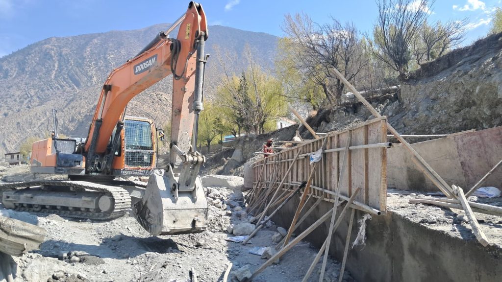 जोमसोम बजार जोगाउन धमाधम तटबन्ध गरिँदै