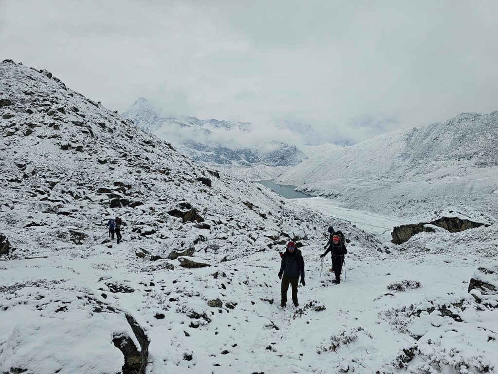 खुम्बु क्षेत्रमा भारी हिमपात, पर्यटक र स्थानीय प्रभावित, एक अमेरिकी पर्यटक सम्पर्कविहीन
