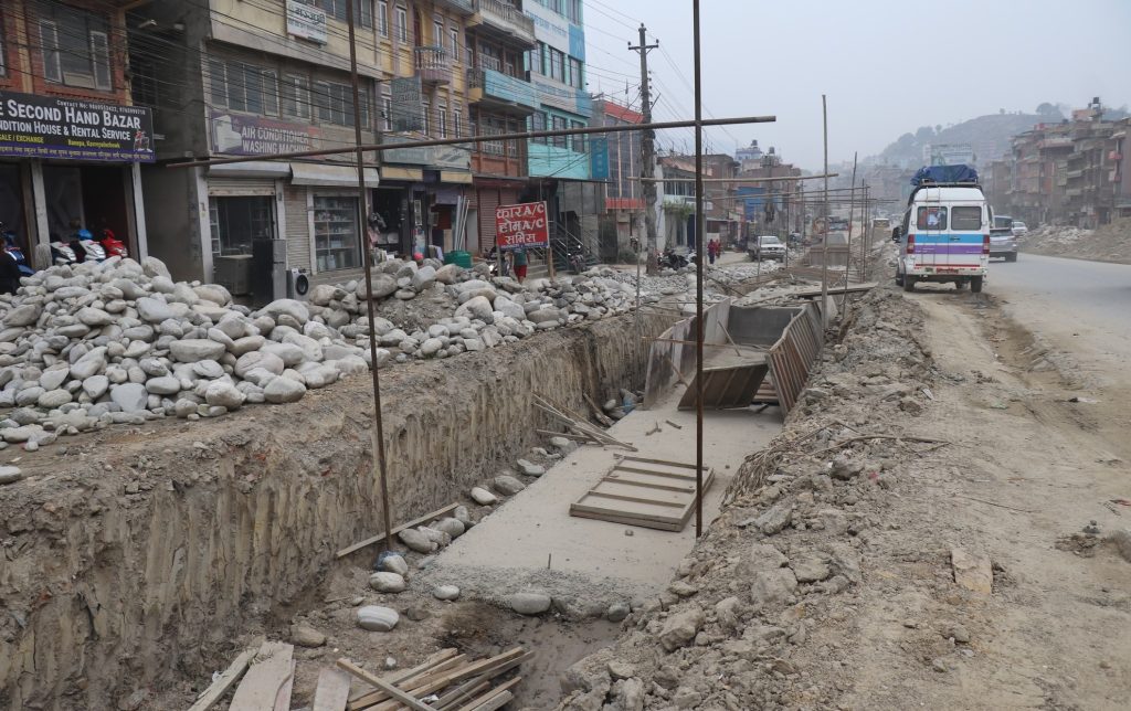 ‘केन्द्र रेखा’ विवादले धुलिखेल–साँगा सडकको पुलबजार खण्डमा काम रोकियो