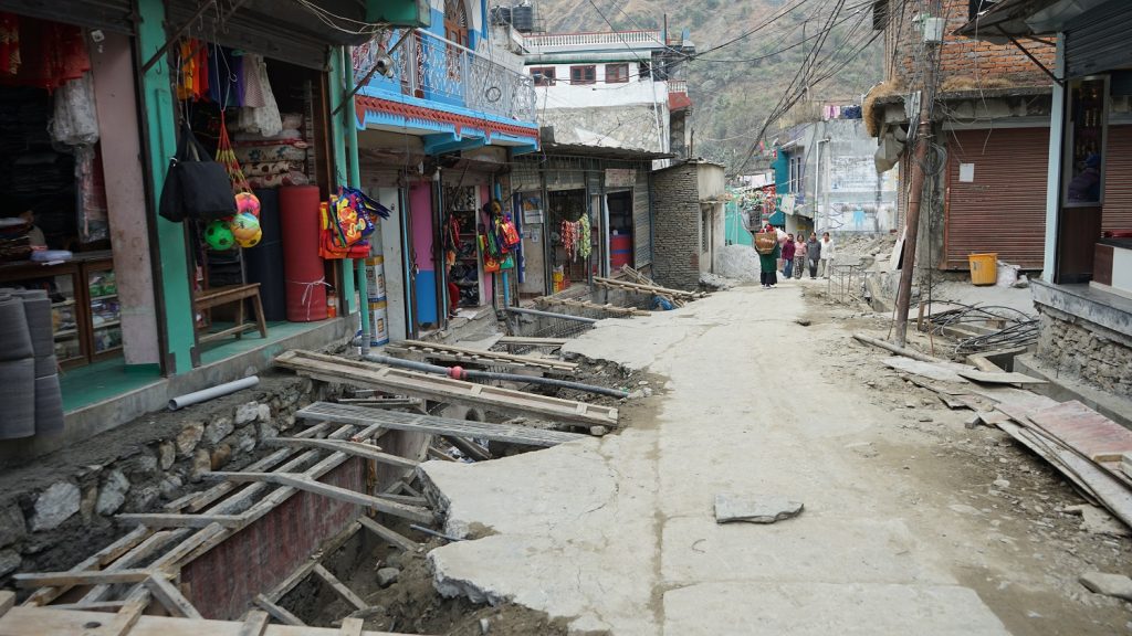 म्याग्दीकाे मालिकामा टहरा भत्काएर सडक विस्तार