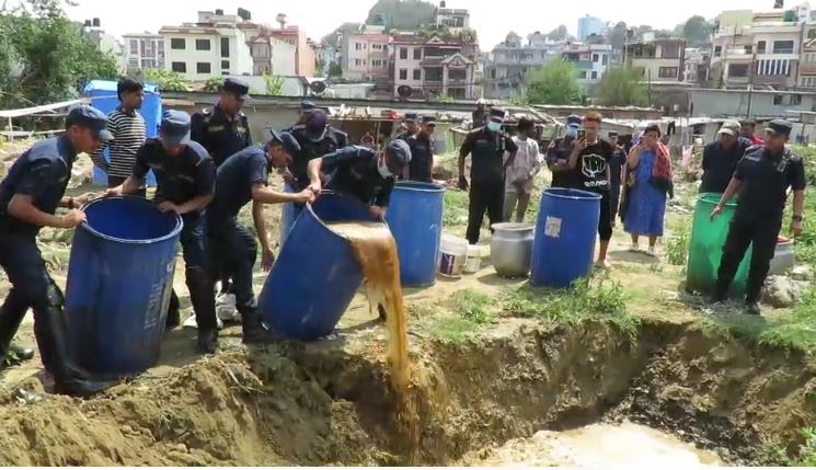 ललितपुर प्रहरीद्वारा अवैध घरेलु मदिरा नष्ट