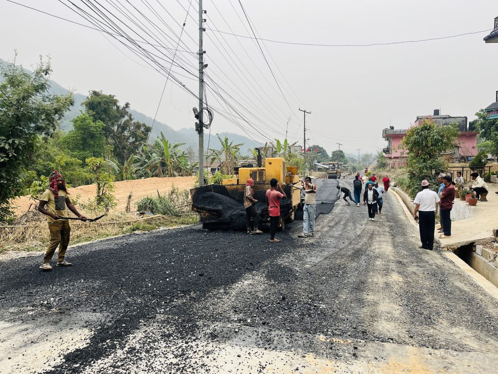 दुलेगौडा–हर्कपुर सडक धमाधम कालोपत्र गरिँदै